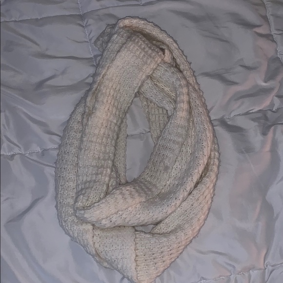 white wrap scarf - Picture 1 of 3